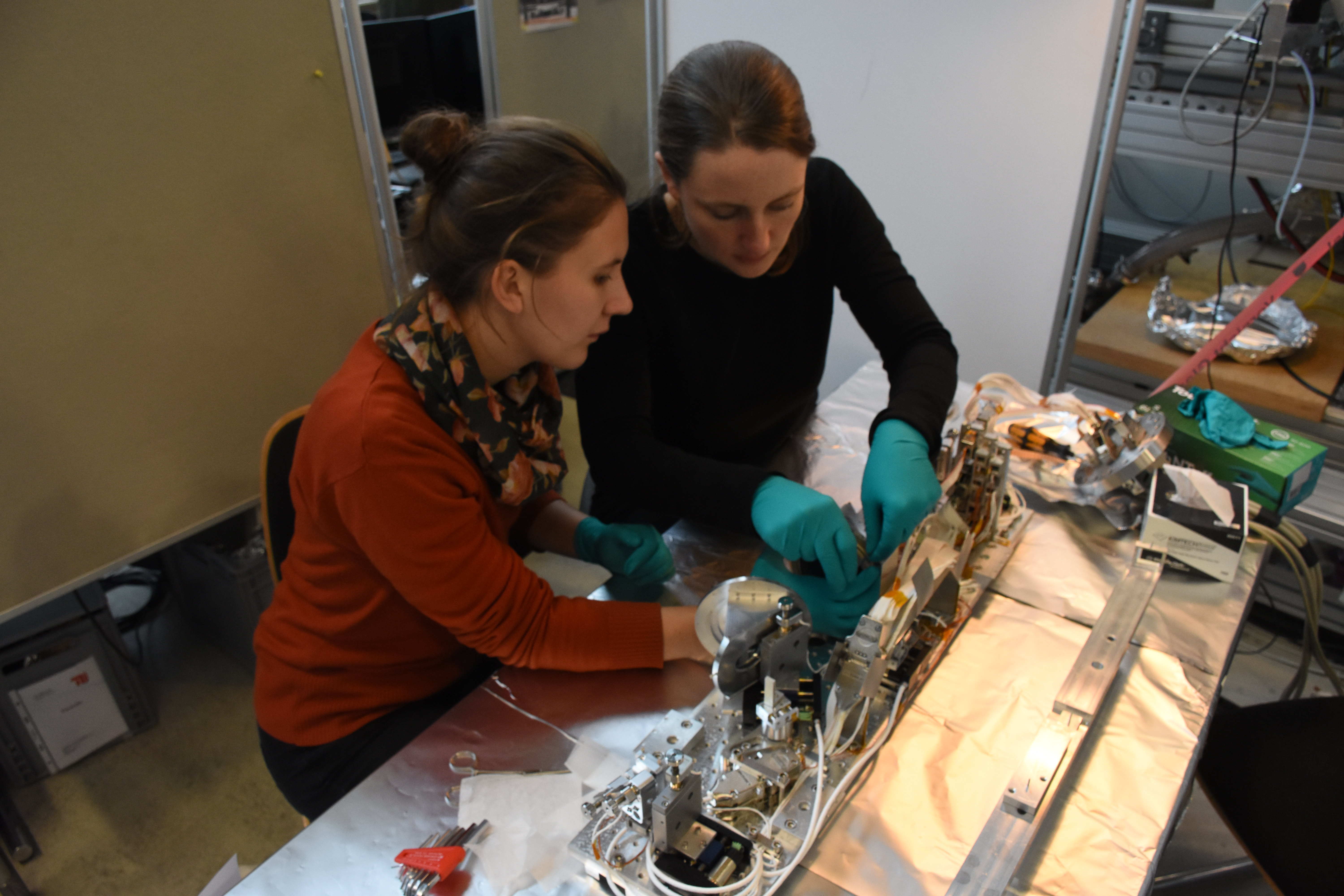 Katharina Kolatzki (left) and her supervisor Daniela Rupp (right) conducting an Experiment (photo credit: Björn Senfftleben)