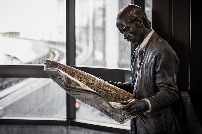 Statue liest Zeitung