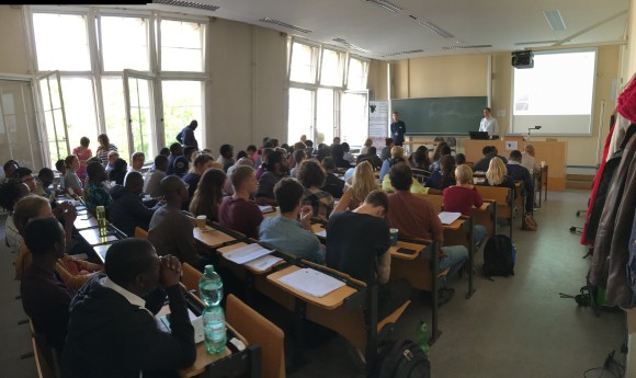 Voller Hörsaal: In den Räumen der Pharmazeutischen Fakultät der Martin-Luther-Universität Halle-Wittenberg fand der Großteil der Konferenzveranstaltungen statt.